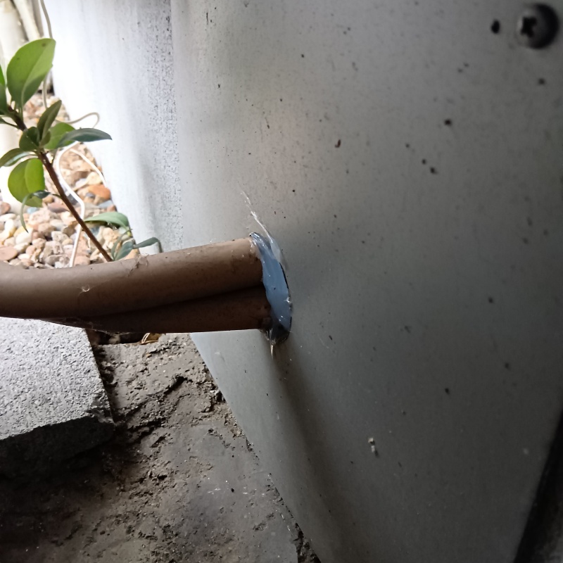 配管と壁の接続部のすき間をパテで埋める