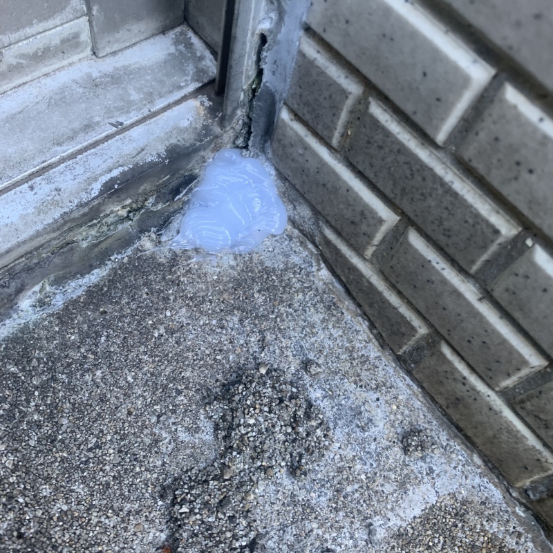 穴をパテで封鎖