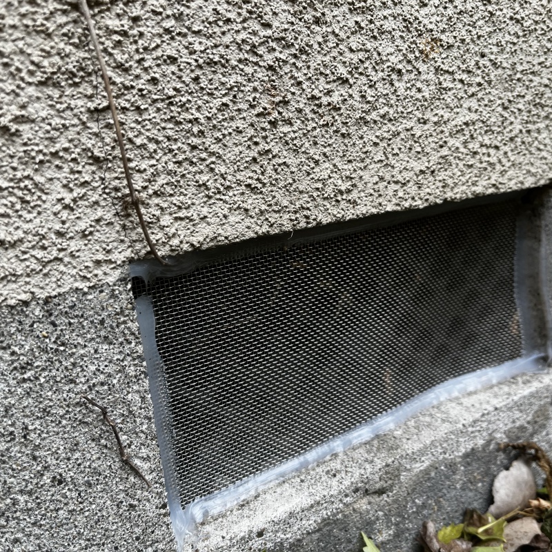 床下換気口をネットとパテで封鎖