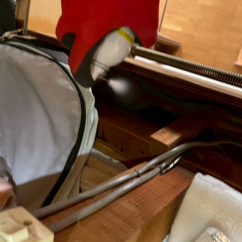 屋根裏に忌避剤をスプレー