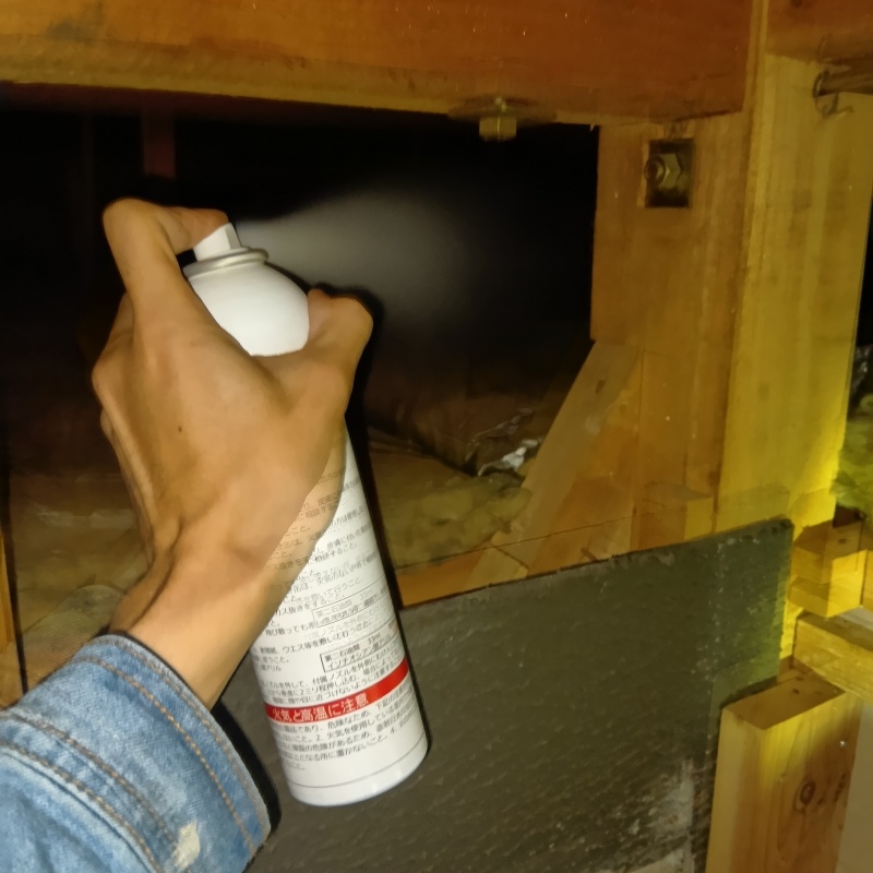 屋根裏に忌避剤をスプレー