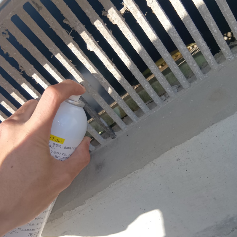 床下換気口から忌避剤をスプレー