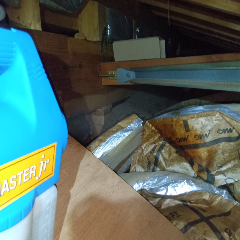 屋根裏に除菌剤を散布