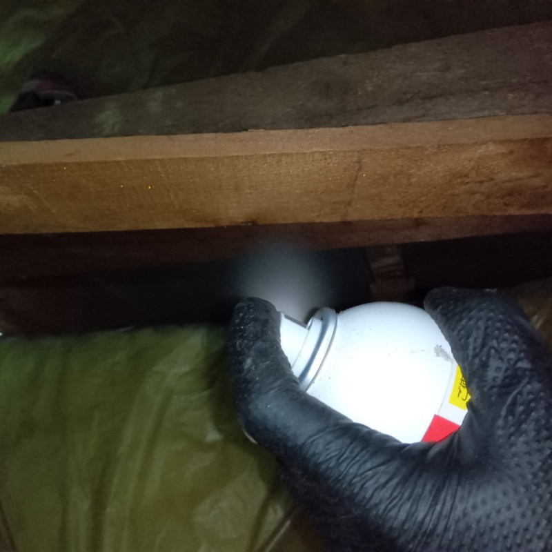 屋根裏に忌避剤をスプレー