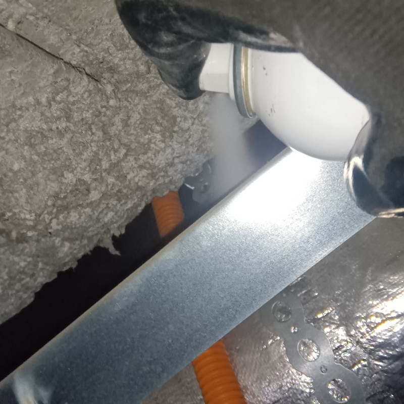 すき間に忌避剤を散布