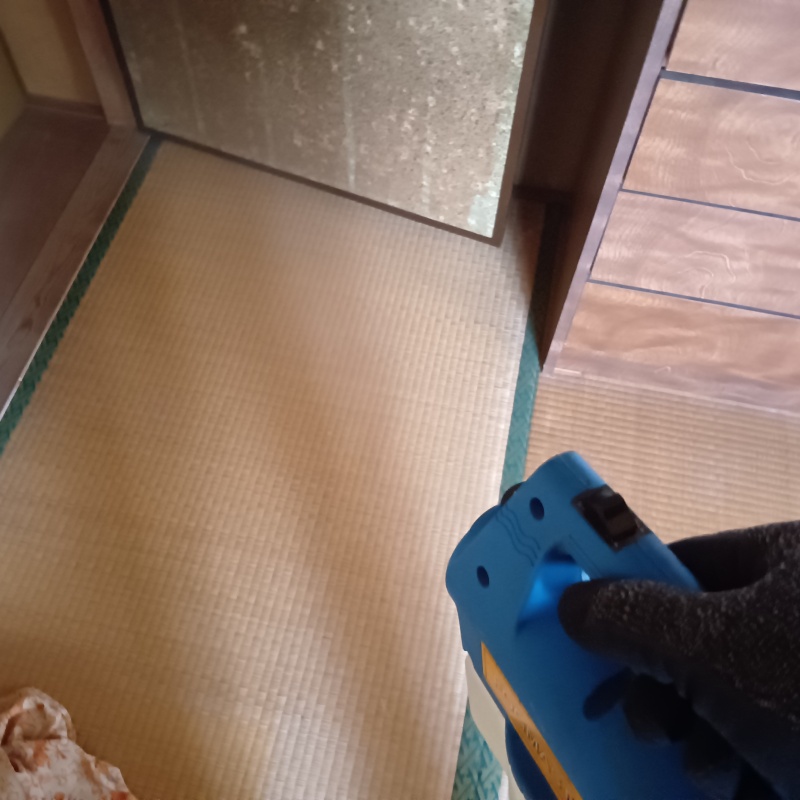噴霧器で除菌・消臭している様子