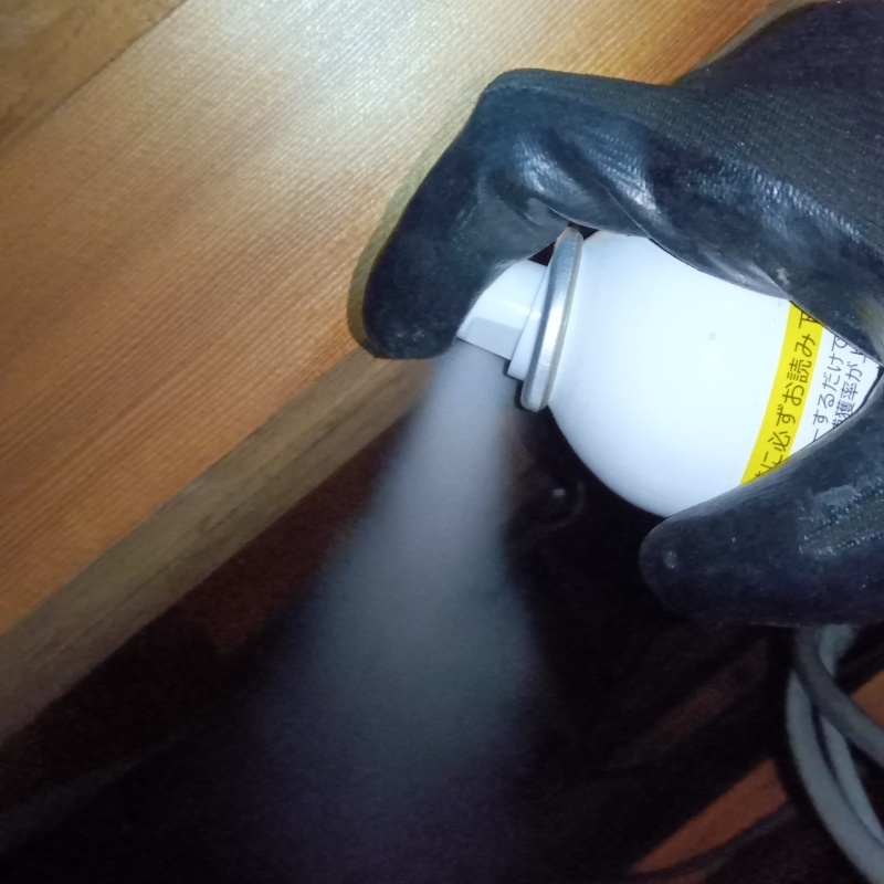 天井裏に忌避剤を散布