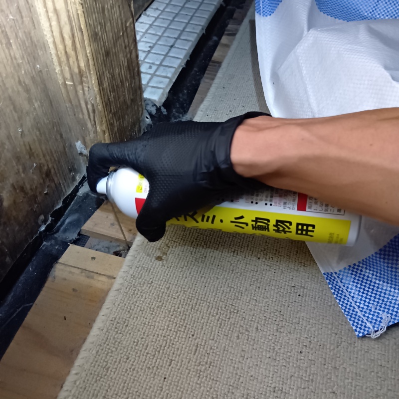 床のすき間から忌避剤をスプレー