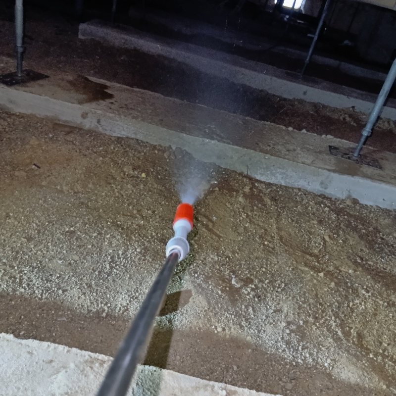 床下に殺虫剤を散布