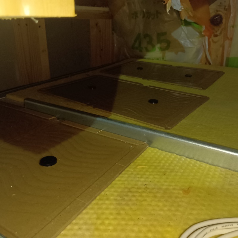 屋根裏に粘着シートを設置
