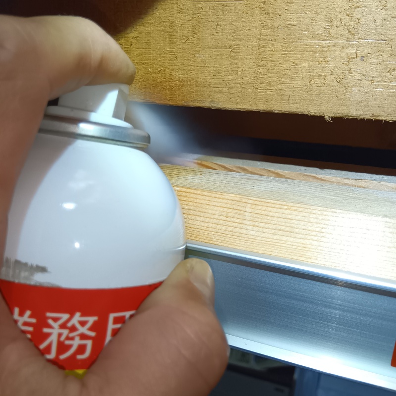 すき間に忌避剤を散布