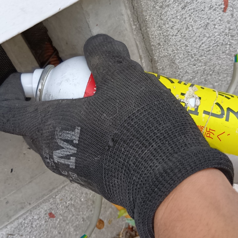 忌避剤を吹き付けている様子