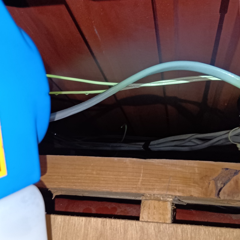 天井裏を噴霧器で除菌・消臭