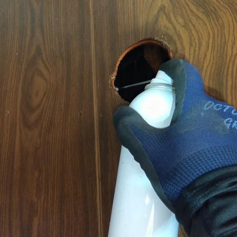 すき間に忌避剤を散布