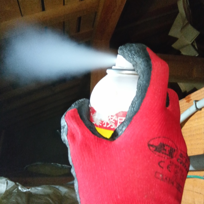 天井裏に忌避剤を散布