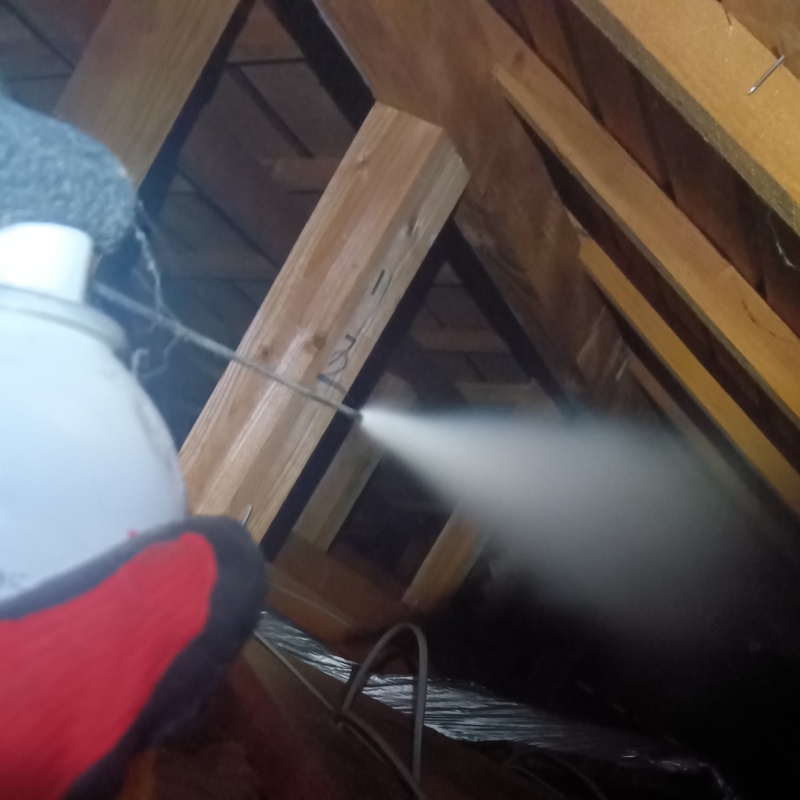 天井裏に忌避剤を散布