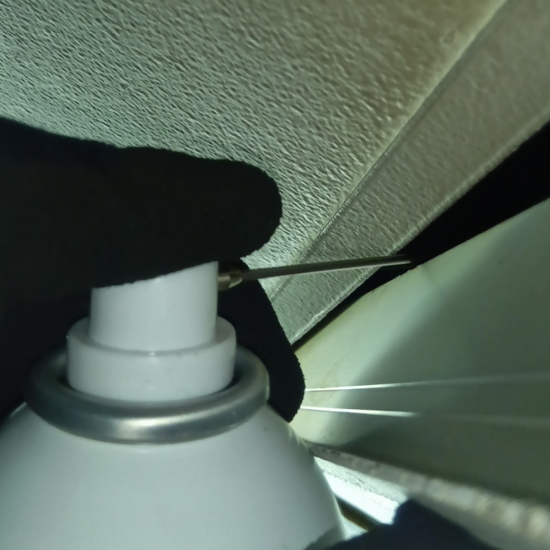 すき間に忌避剤を散布