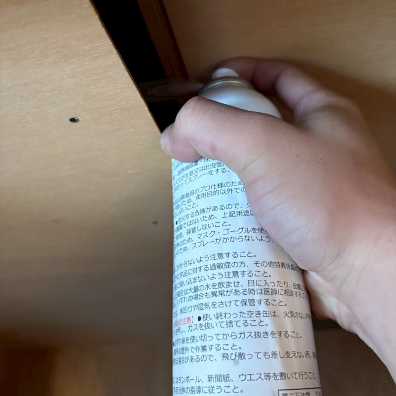 天井裏に忌避剤を散布