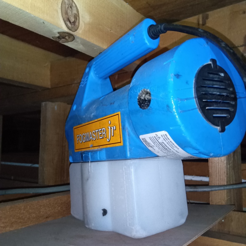 天井裏を噴霧器で除菌・消臭