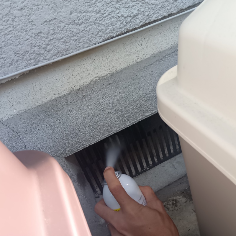 床下換気口から忌避剤をスプレー