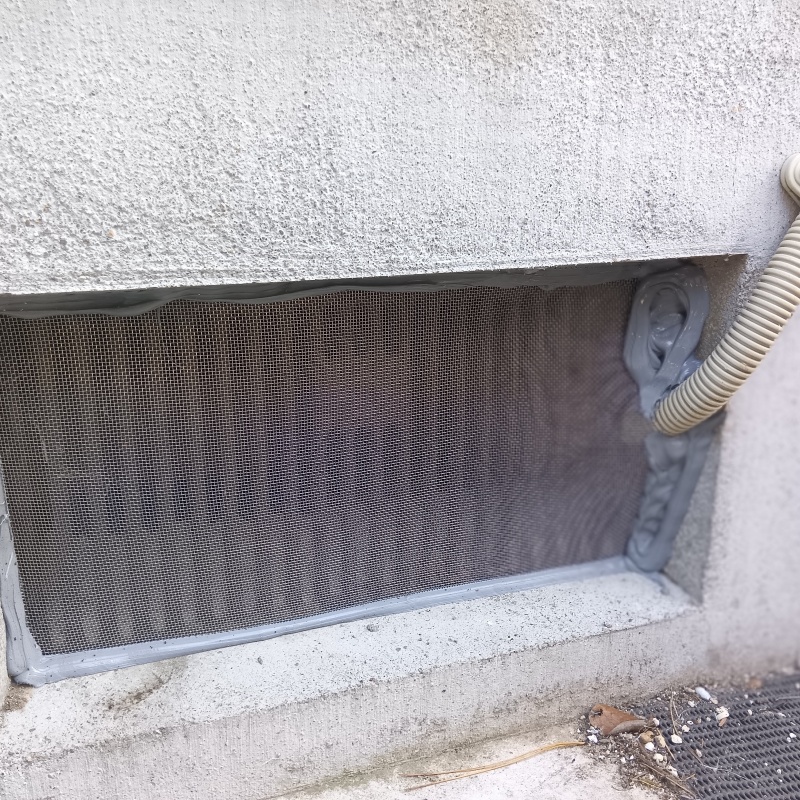 床下換気口をネットとパテで封鎖