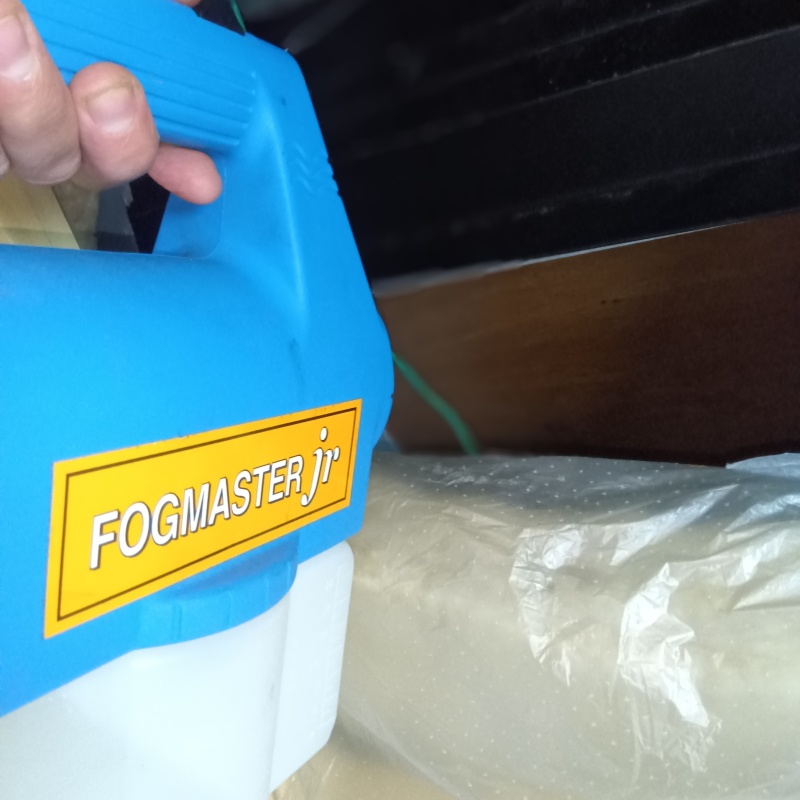 屋根裏に除菌剤を散布