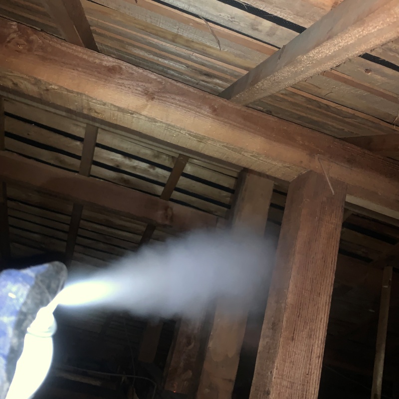 天井裏に忌避剤を散布