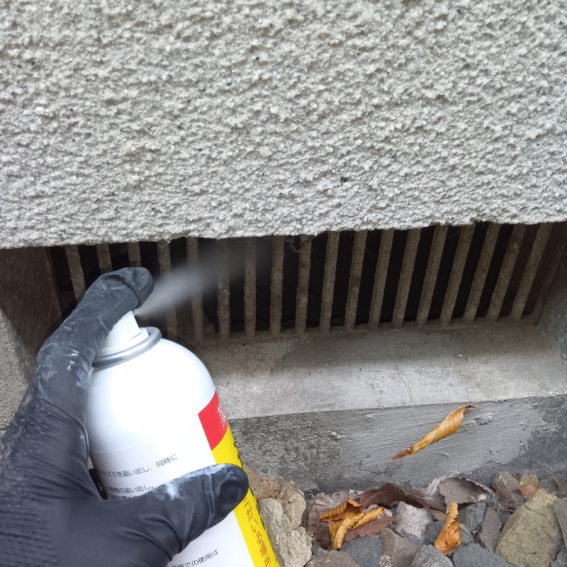 すき間から忌避剤を散布