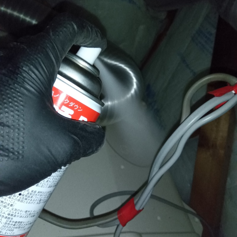 殺虫剤を吹き付けている様子