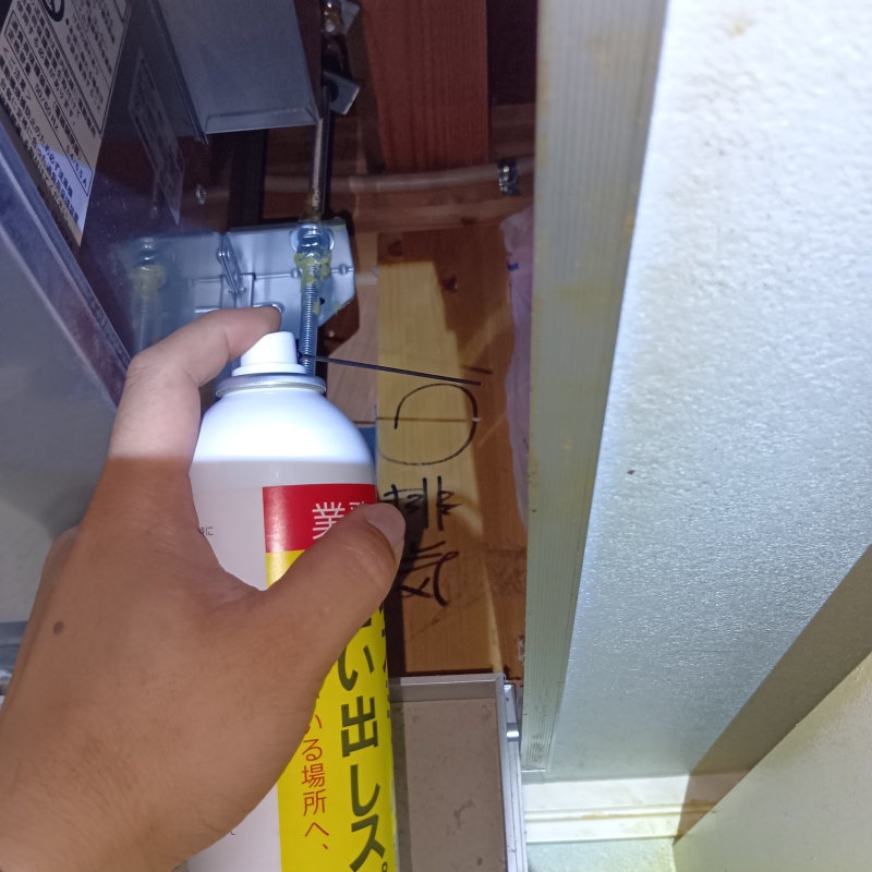 忌避剤を吹き付けている様子