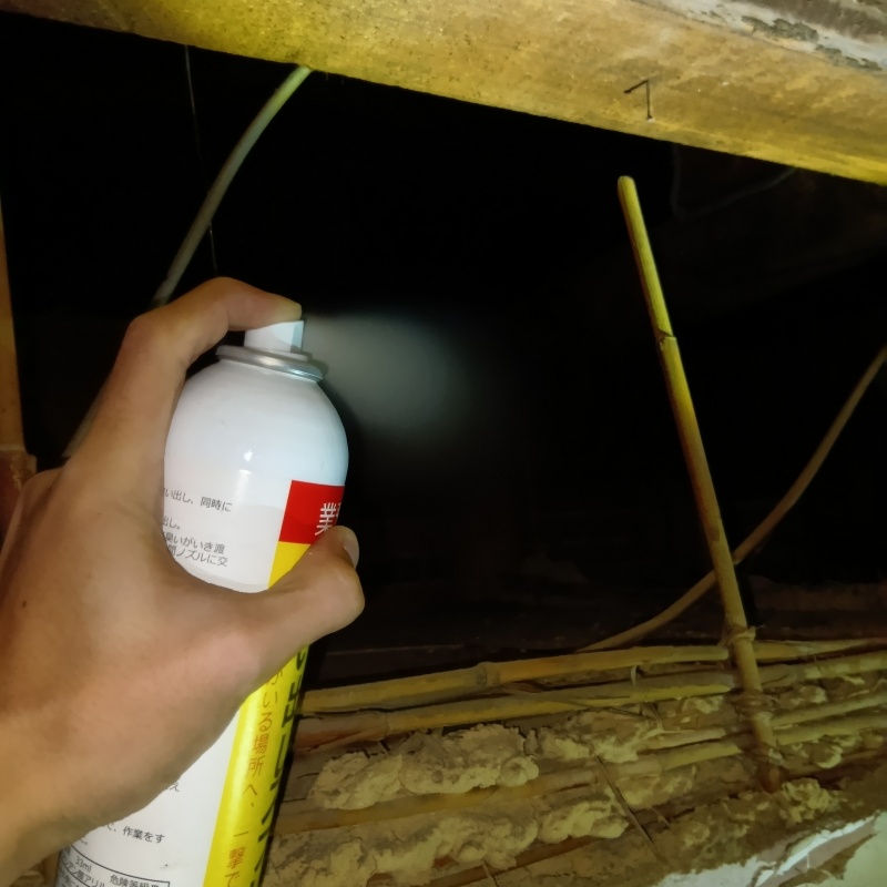 天井裏に忌避剤を散布