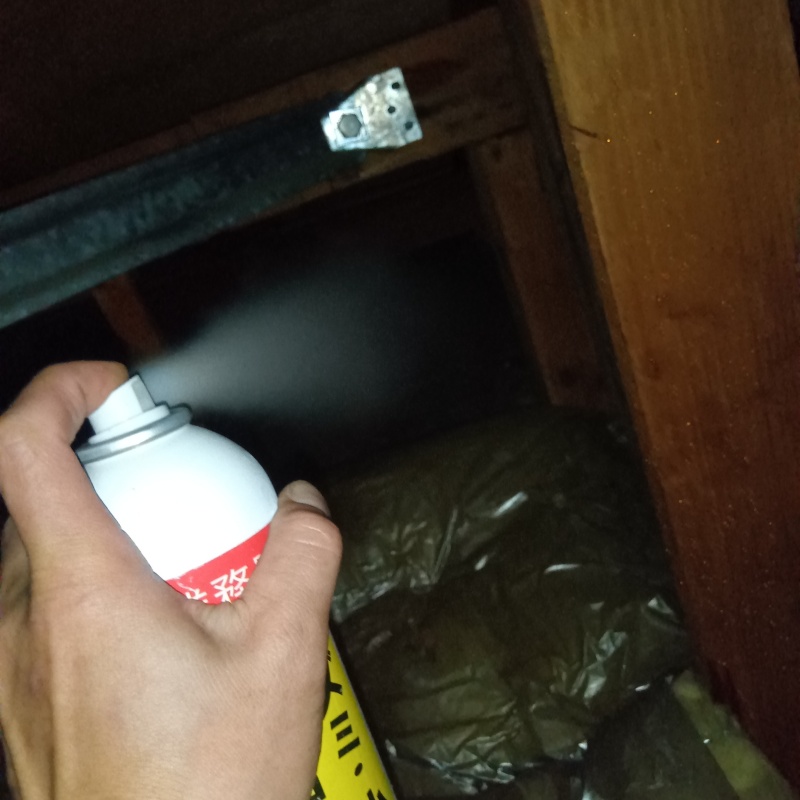 屋根裏に忌避剤をスプレー