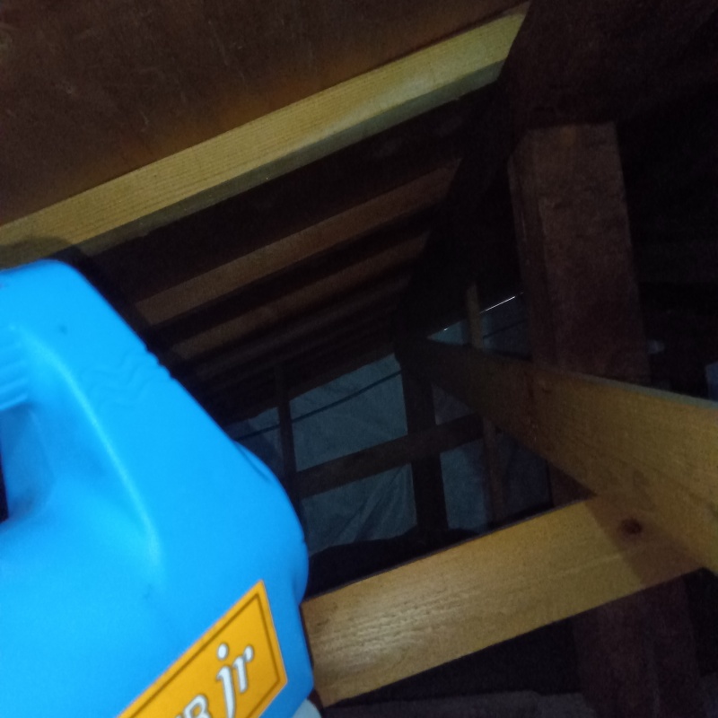 屋根裏に消臭剤を散布