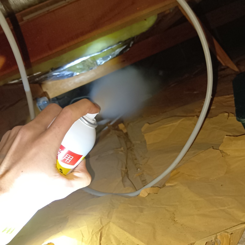 屋根裏に忌避剤をスプレー