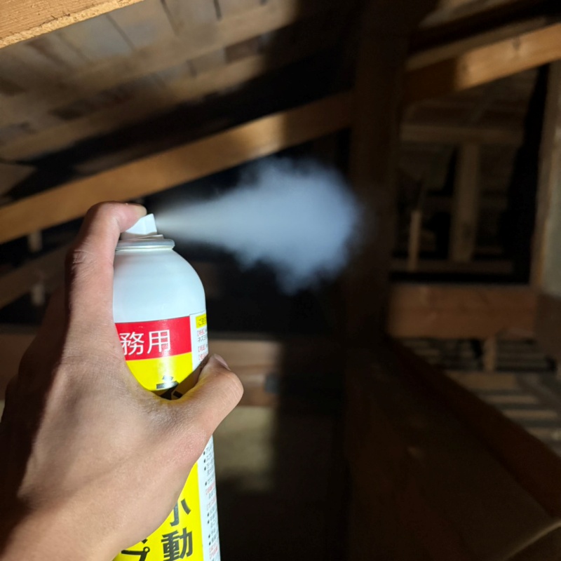 忌避剤を吹き付けている様子