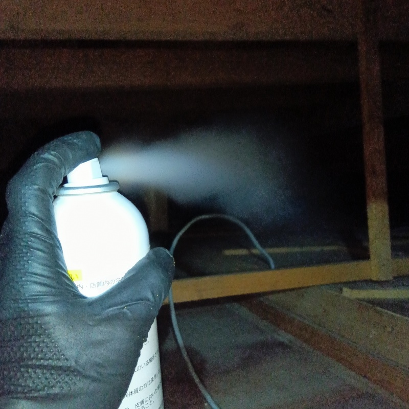 天井裏に忌避剤を散布