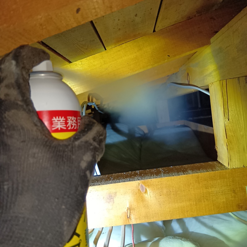 屋根裏に忌避剤をスプレー
