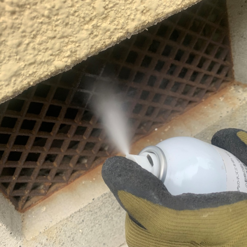 すき間から忌避剤を散布