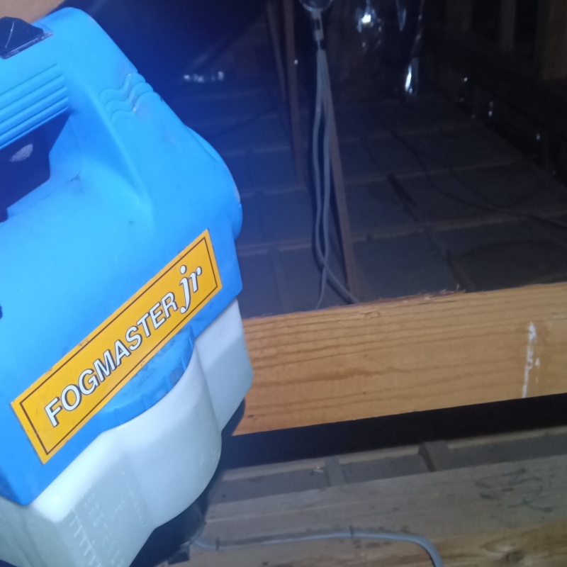 屋根裏に除菌剤を散布