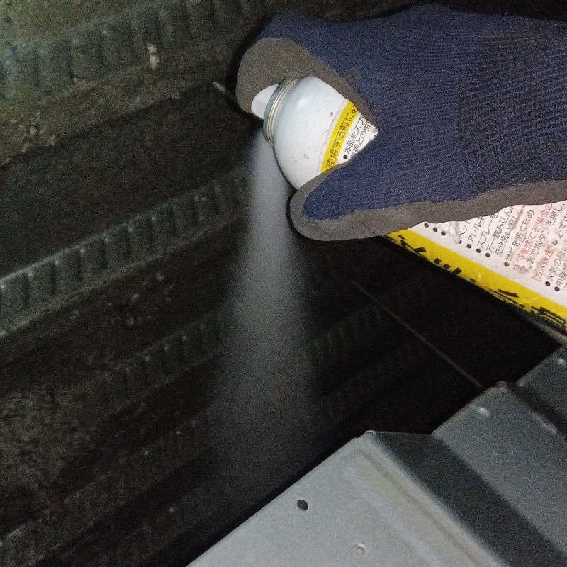 天井裏に忌避剤を散布