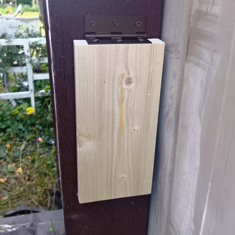 壁のすき間を木材で封鎖