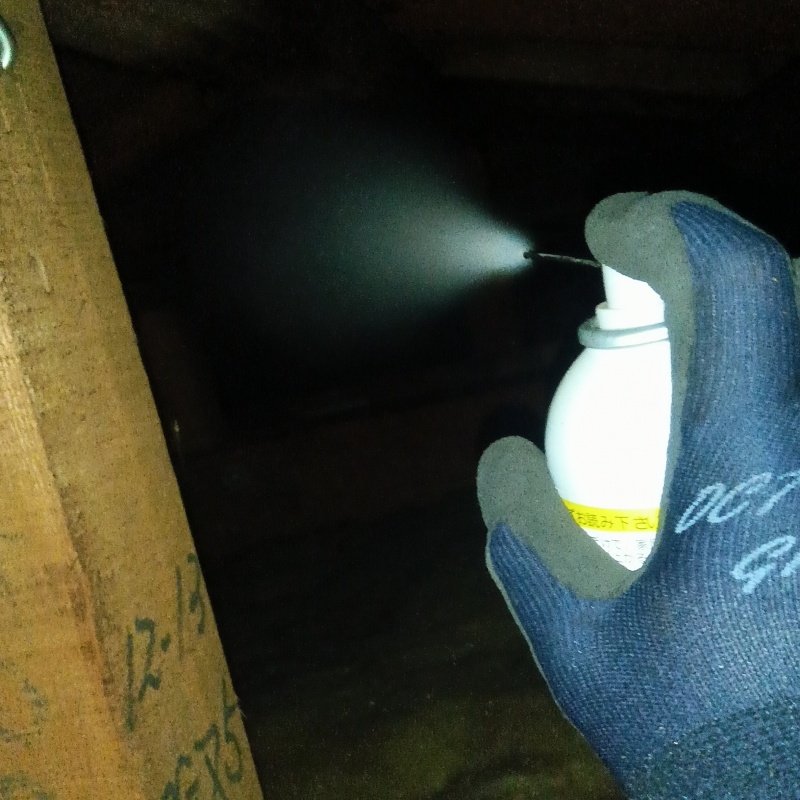 天井裏に忌避剤を散布