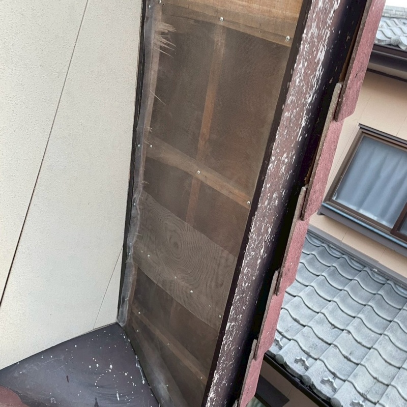 屋根の裏側の開口部をネットで覆う