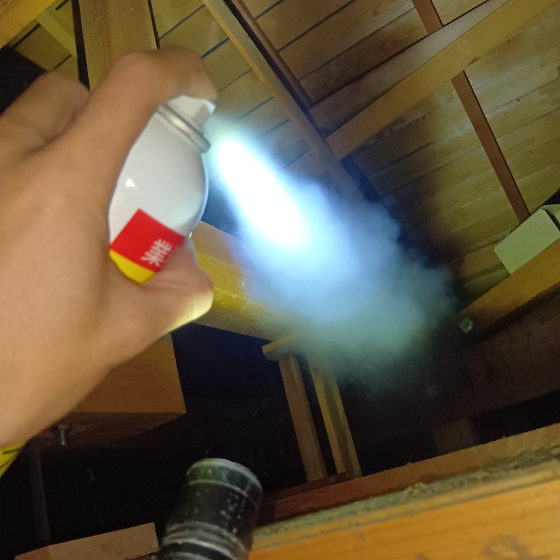 屋根裏に忌避剤をスプレー