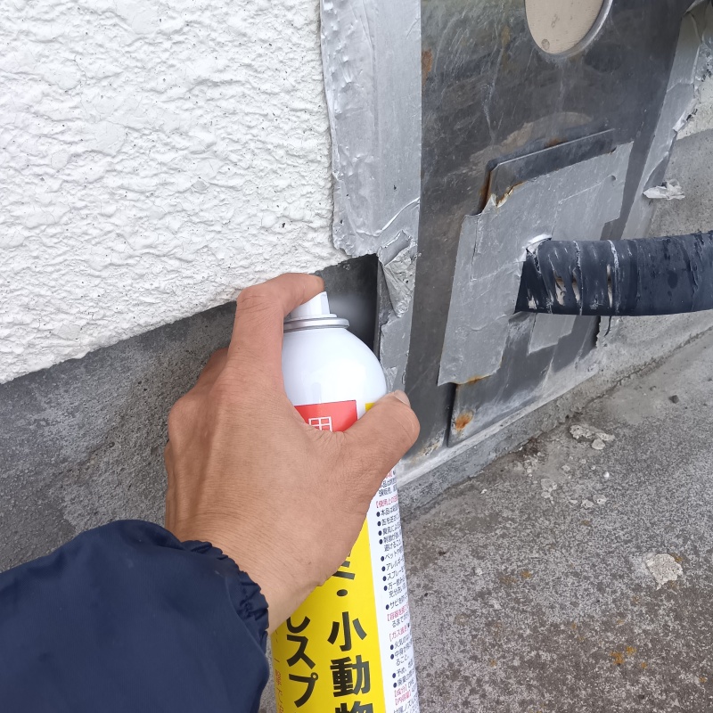 床下換気口から忌避剤をスプレー