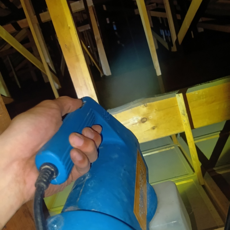 屋根裏に除菌剤を散布