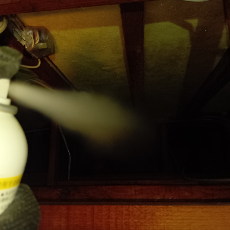 屋根裏に忌避剤をスプレー