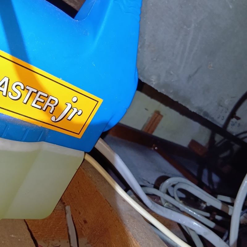 除菌剤を散布