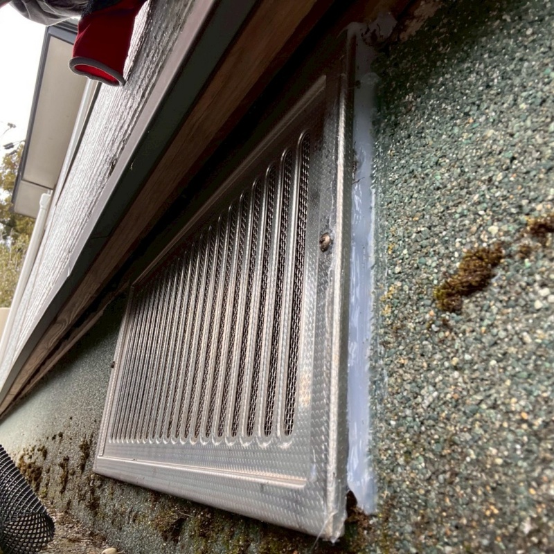 床下換気口のすき間をパテで封鎖