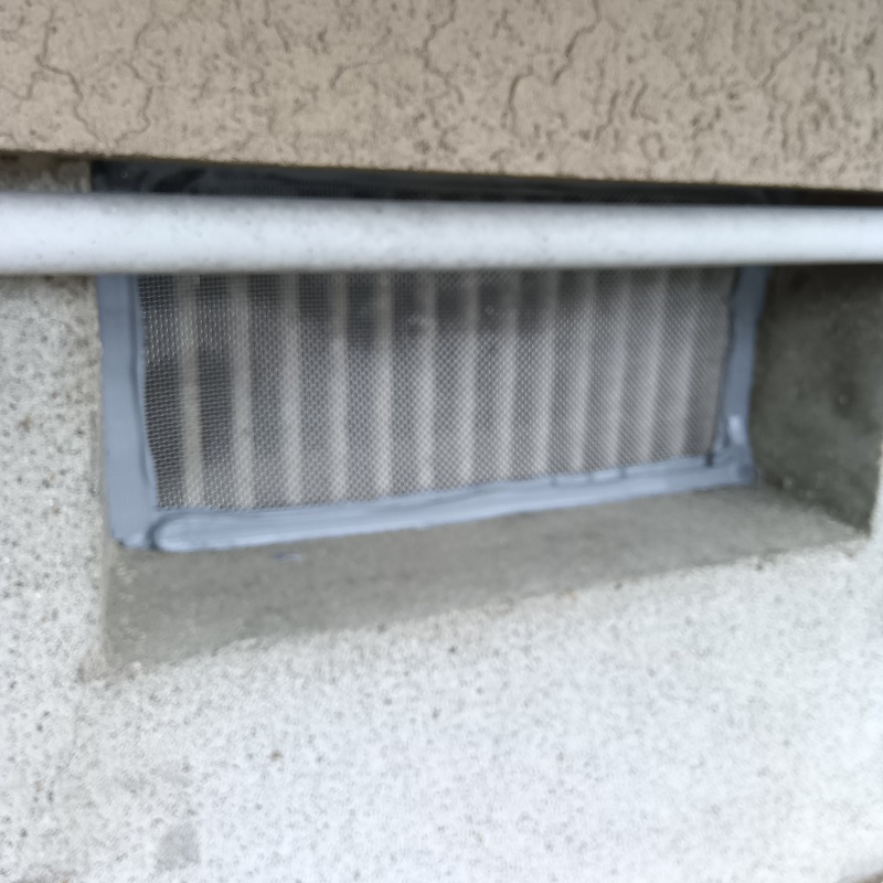 床下換気口をネットとパテで封鎖